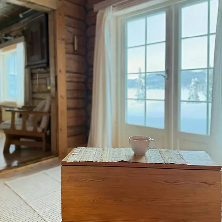 Log With Private Waterfront And Views Hébergement de vacances