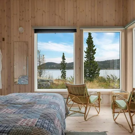 Hébergement de vacances Log With Private Waterfront And Views