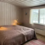 Hébergement de vacances Log With Private Waterfront And Views