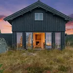 Log With Private Waterfront And Views Hébergement de vacances *
