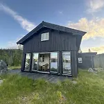 Log With Private Waterfront And Views Hébergement de vacances