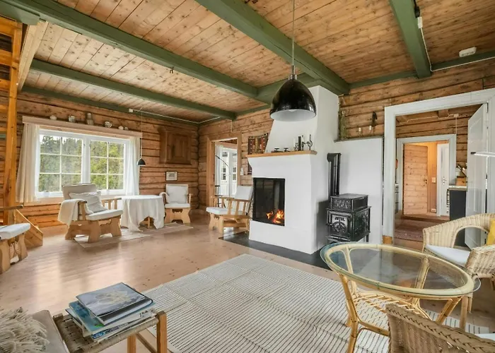 Feriehus Log With Private Waterfront And Views Hedalen